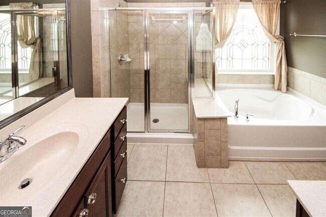 Building Photo - 1004 E Paces Chase