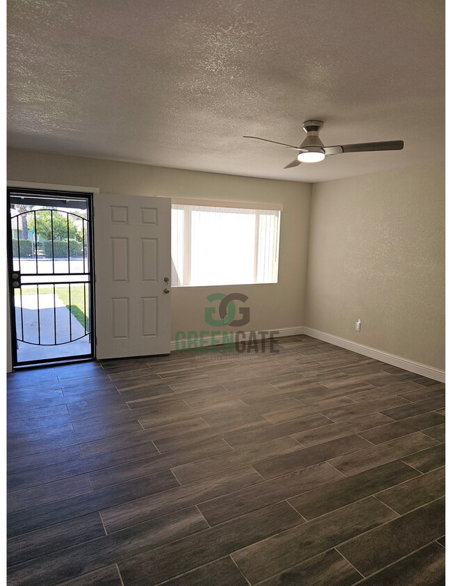 Building Photo - 901 Valente Way