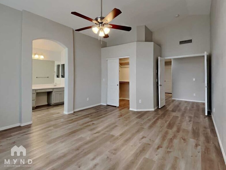 Building Photo - 1045 W Todd Dr