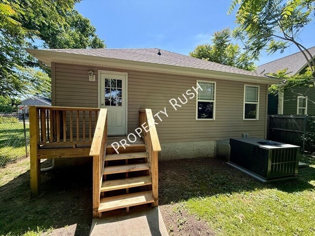 Building Photo - 709 N Holly St