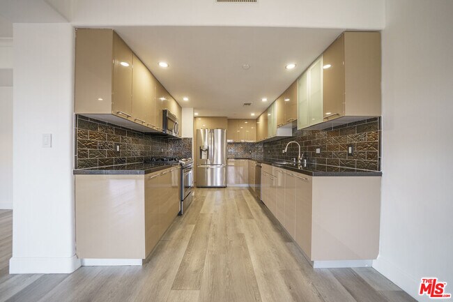 Building Photo - 970 S St Andrews Pl