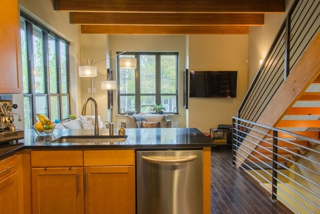 Building Photo - 2Bd/1.5Ba Seattle Townhouse