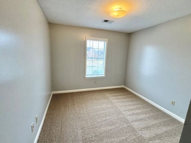 Building Photo - Great Location Fantastic Price-4 Bedroom 2.5 Bath AVAILALBE NoW!