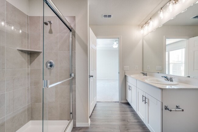 Building Photo - Spacious 4 Bed, 3 Bath Modern Home in Mobberly Farms, Pilot Point - Available for Lease!