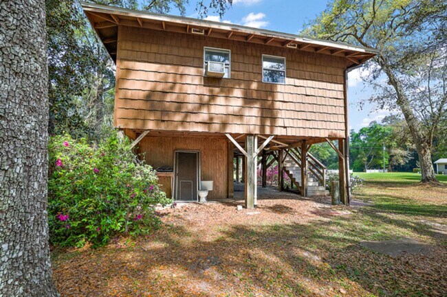 Building Photo - 2 bed 1 bath on 6 acres