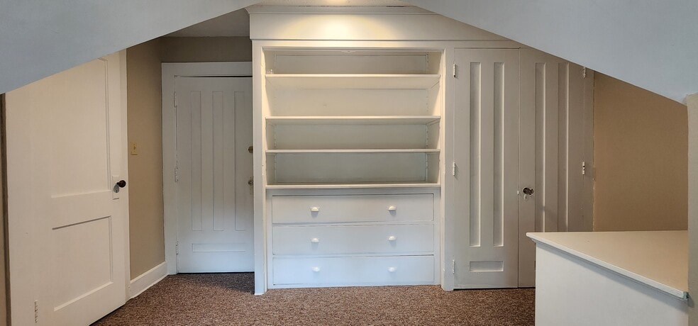 Built-in Storage - 542 6th W St