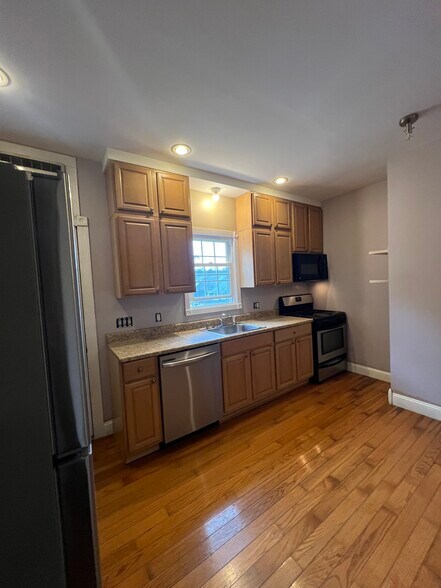 Building Photo - 156 Hill St