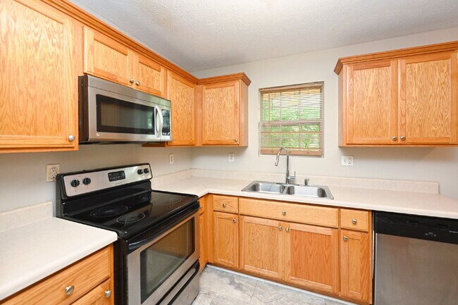 Building Photo - Springfield Gem! 3BR/2BA with Big Yard, St...