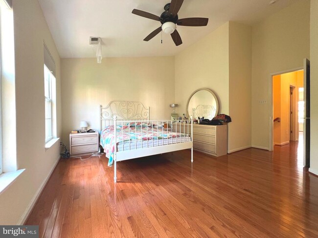 Building Photo - 6030 Helmsman Way