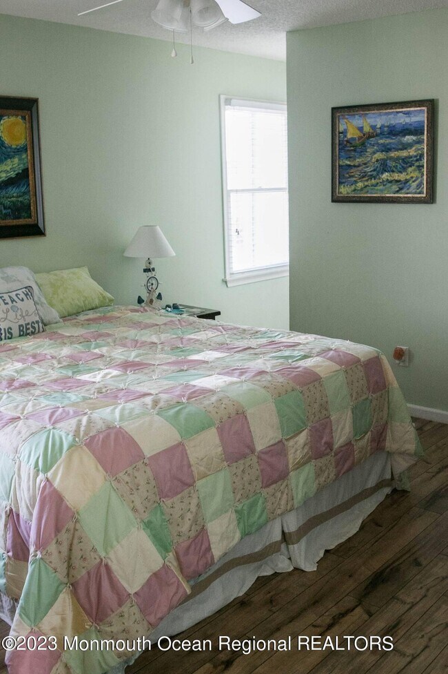 Building Photo - 10 SE Central Ave