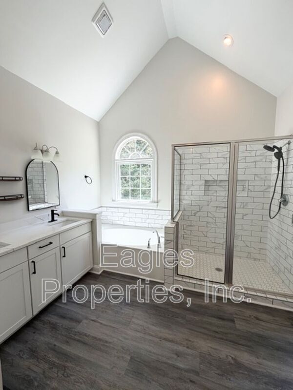 Building Photo - 210 Creekside Dr