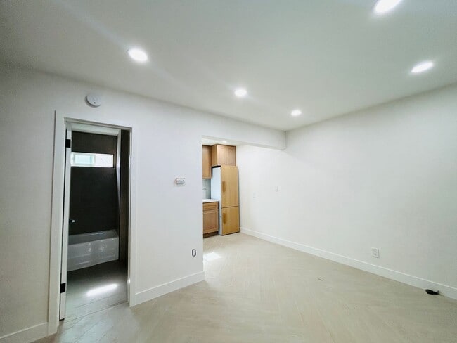Building Photo - 633 Rose Ave