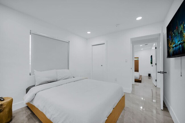 Building Photo - 5313 NE 1st Ave