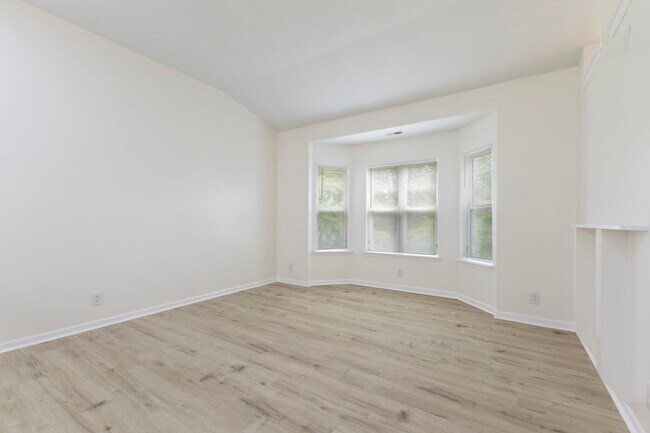 Building Photo - 3415 Waterloo Dr