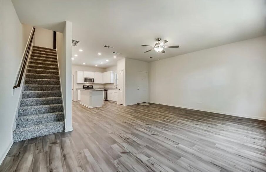 Open floor plan - 315 Stone Ct
