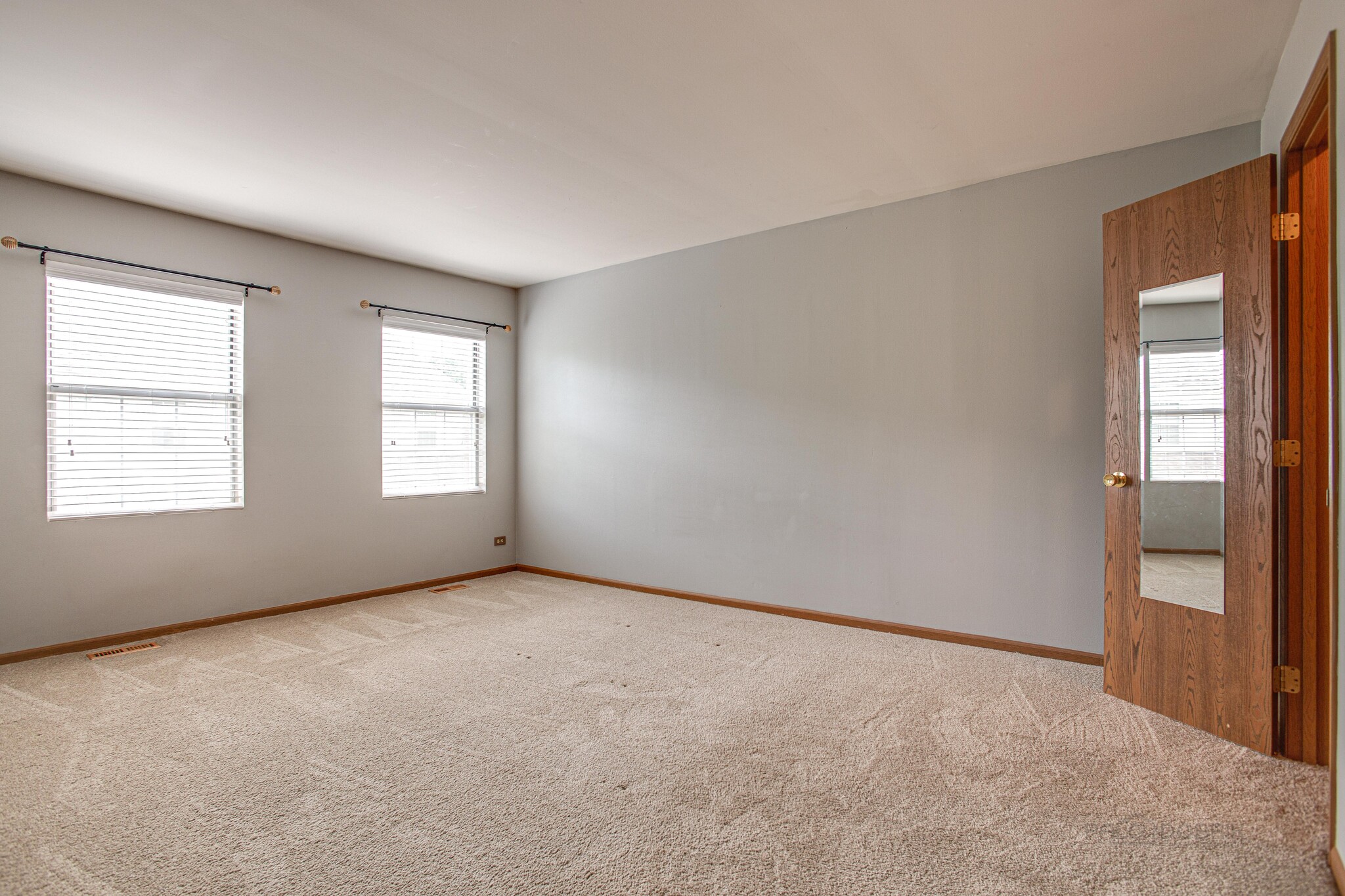 Master bedroom - 240 Acorn Dr