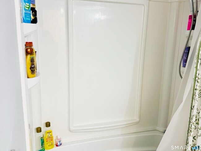 Building Photo - 10 Glenview Dr