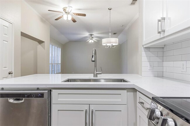 Building Photo - 725 Cedarwood Dr