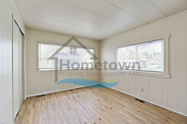 Building Photo - 2 Bedroom 2 Bath Home with Off-Street Park...