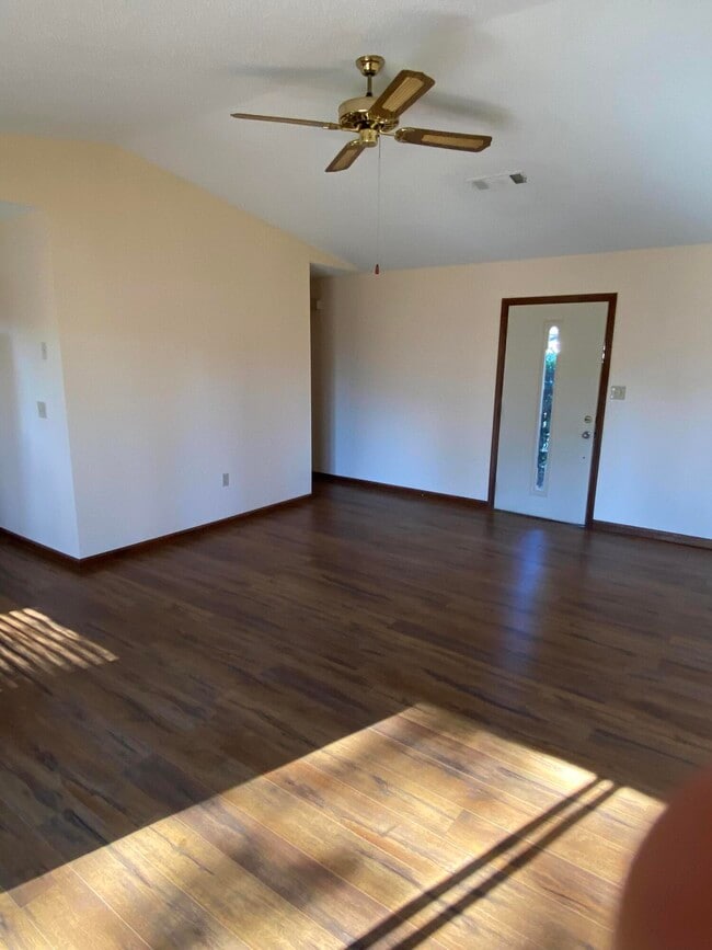 Building Photo - 413 Joellen Ln