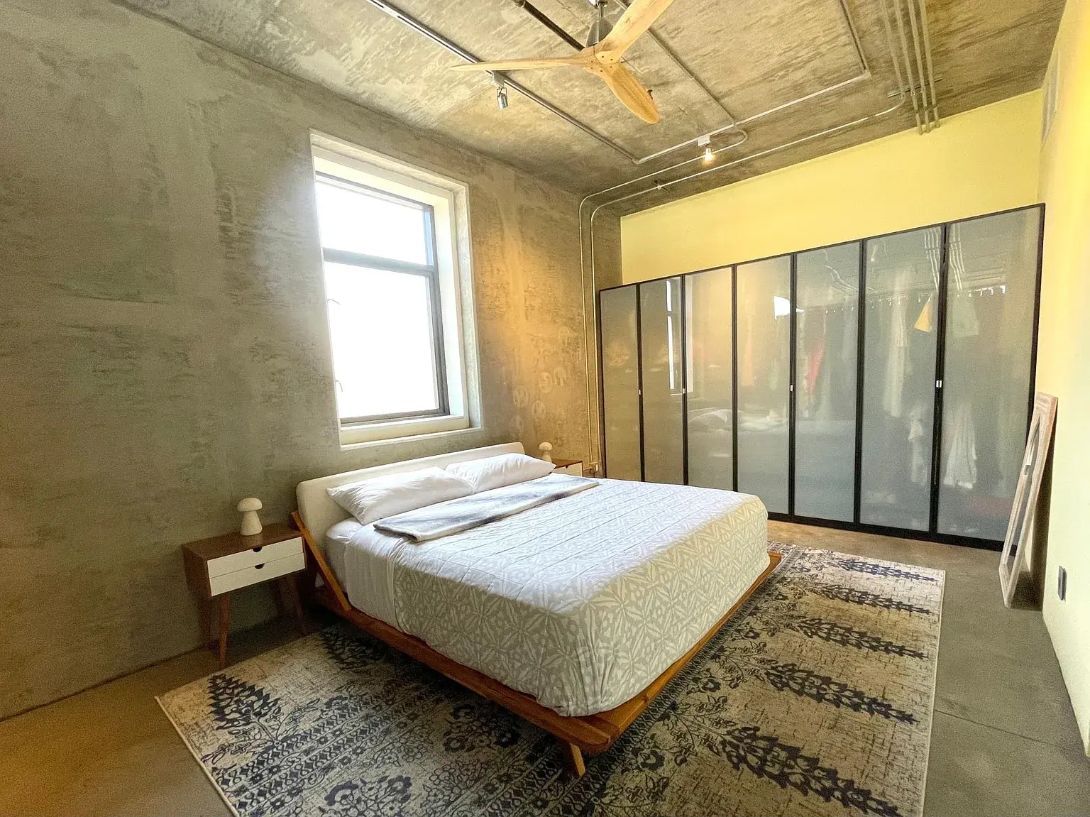 Primary bedroom - 835 Locust Ave