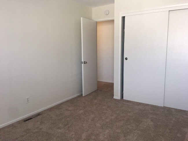 Building Photo - Freshly updated Woodside Park townhouse, c...