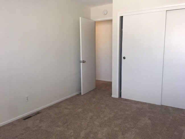 Building Photo - Freshly updated Woodside Park townhouse, close to Fresno State. *Ask about our Move-in Special