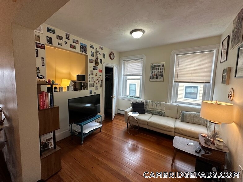 Building Photo - 1056 Cambridge St