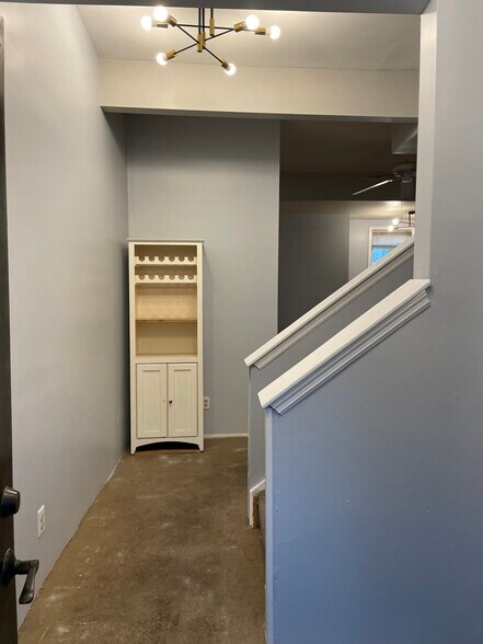 Entryway - 413 E 38th St
