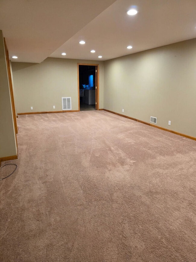 Building Photo - 1860 Chandler Ave