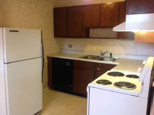 Building Photo - MAIN LEVEL END UNIT AT SALEM SQUARE!!!