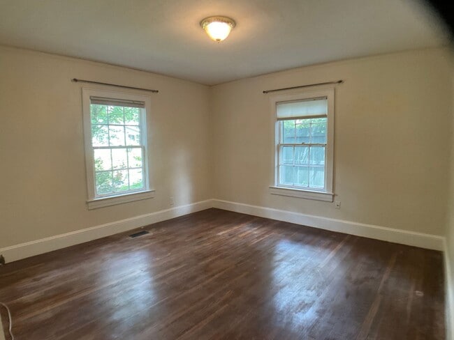 Building Photo - 817 Old Pittsboro Rd