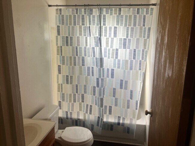 Building Photo - ** 3 Bedroom Ranch in Meadowdale **