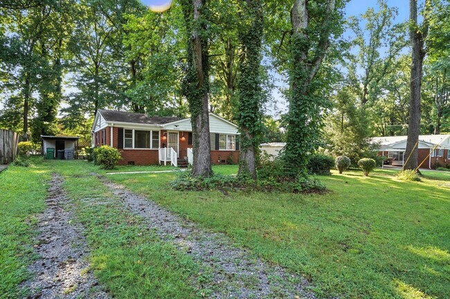 Building Photo - Charming Brick Ranch in Popular Oakhurst