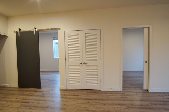Building Photo - Spacious 2nd Floor 2-Bed in John's Landing...