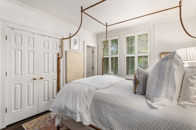 Building Photo - 2260 Peachtree Rd