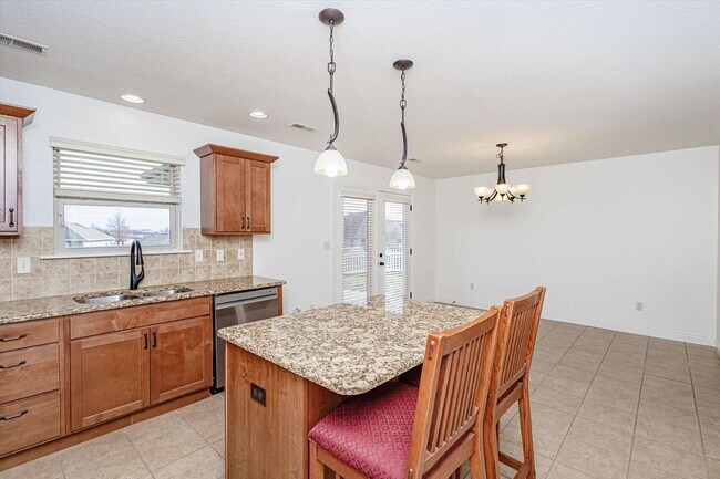 Building Photo - 6680 American Setter Dr