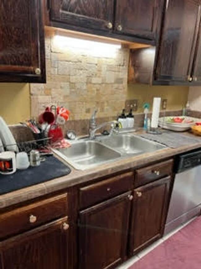 Building Photo - Charming updated 3 bedroom and 2.5 bath To...