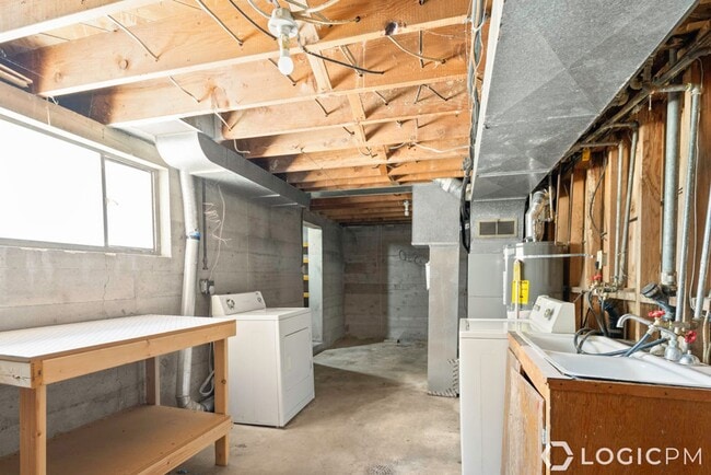 Building Photo - 1305 Henderson Dr