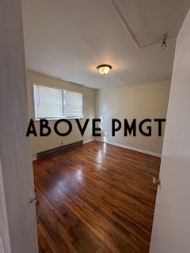 Building Photo - Renovated 1 bed, 1 bath duplex