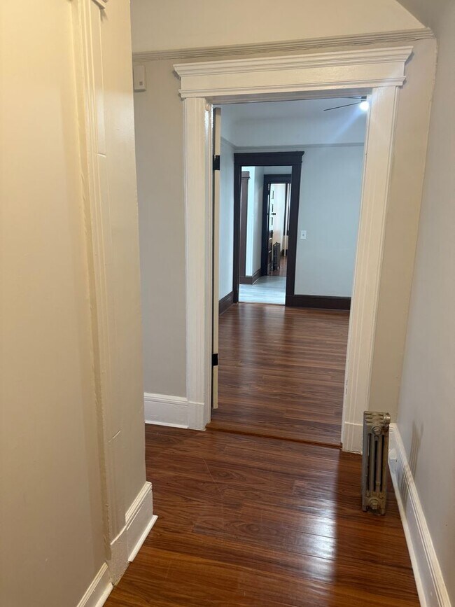 Building Photo - 203 Hollywood Ave