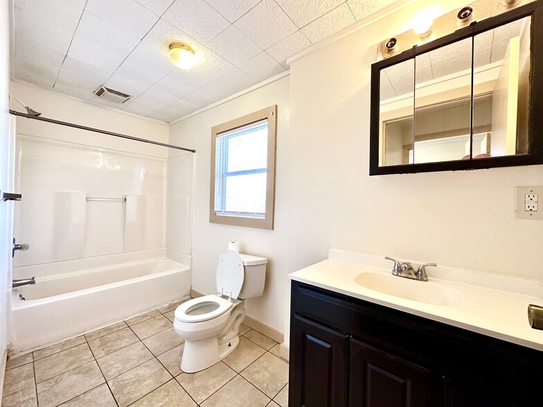 Building Photo - 8 W Lutton St