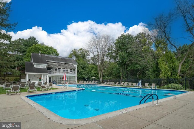 Building Photo - 1637 Oakwood Dr