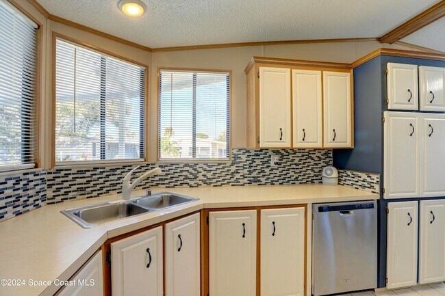 Building Photo - 561 Dolphin Cir