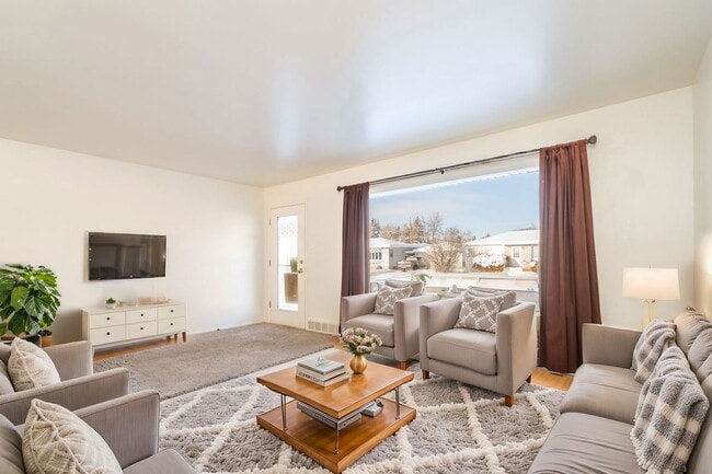 Building Photo - 204 19th Ave NW