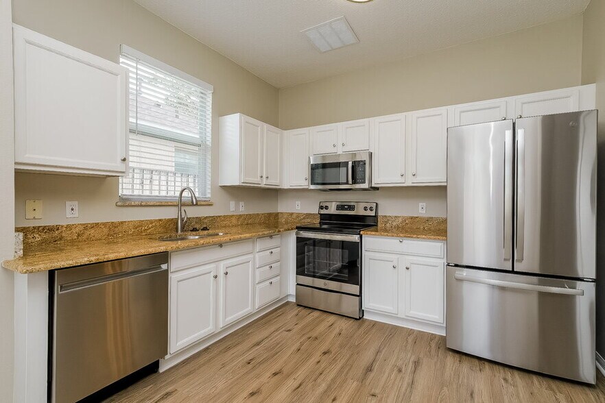 Building Photo - 18211 Hollyhills Way