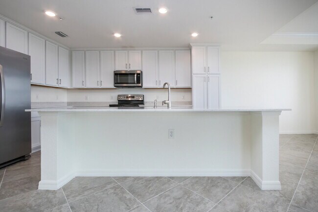 Building Photo - Riverfront Condo - 2 bed - 2 bath for rent