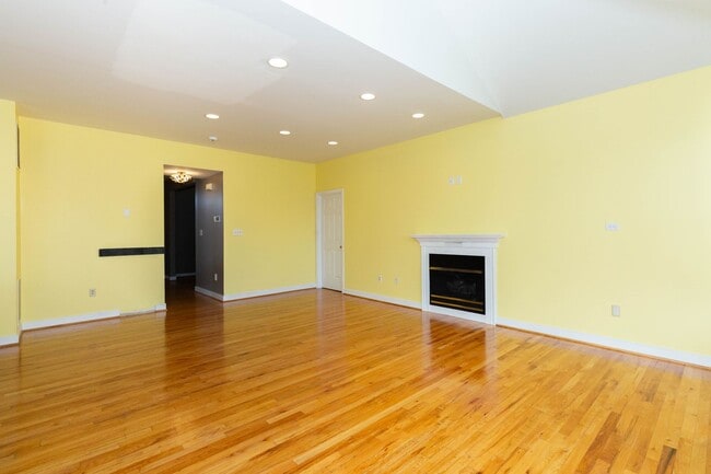 Building Photo - 4 bed, 3.5 bath Single Family Home in Charles Town, WV