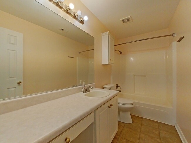 Building Photo - Updated 2 bed-2 bath townhome available NOW
