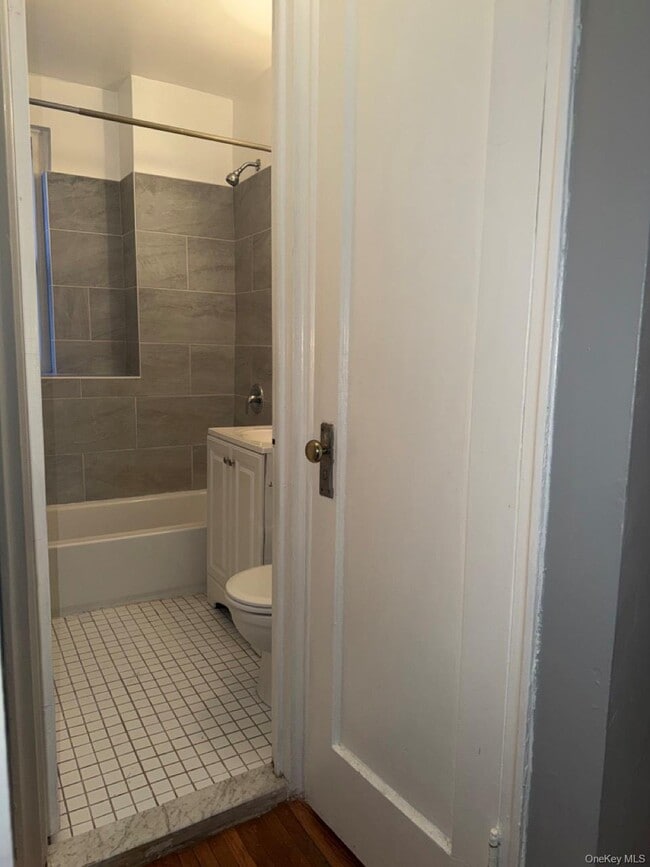 Building Photo - 306 E Mosholu Pkwy S